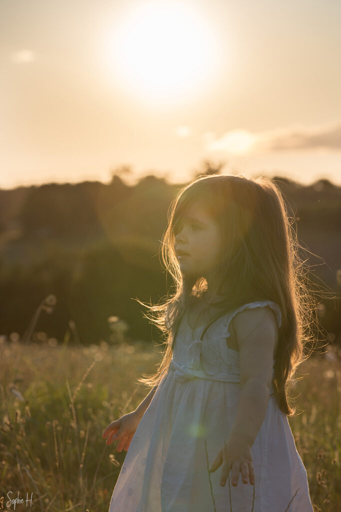 photo lifestyle enfant extérieur couché de soleil